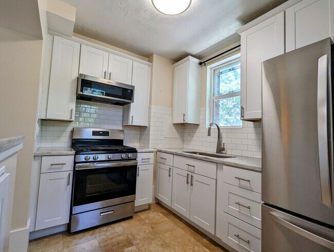 Building Photo - Beautiful studio Apartment in the heart of...