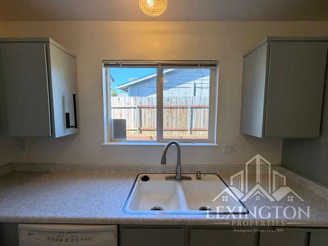 Building Photo - Lovely, 3BD/2BA, Home in Desirable Orangevale Neighborhood, Almond Acres, off Oak Ave. and Hickory!