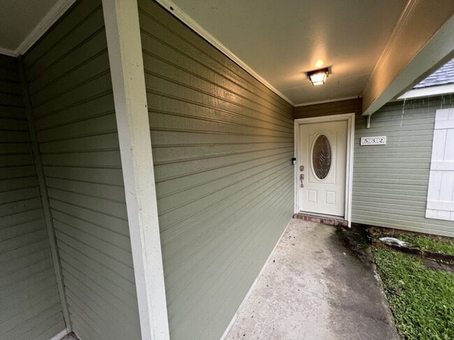 Building Photo - Must See!  Trendy 3 bedroom, 2 bath home i...