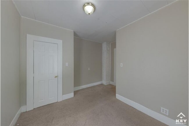 Building Photo - 1258 N Lewellen Ave