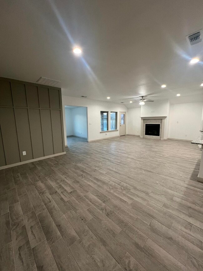 Building Photo - 10518 Aberdeen Ave