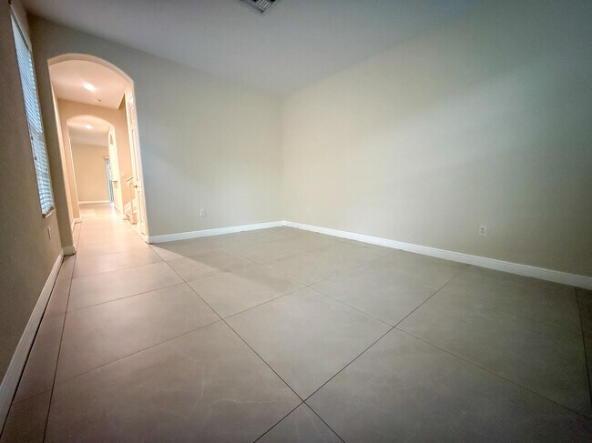 Building Photo - 6966 Julia Gardens Dr