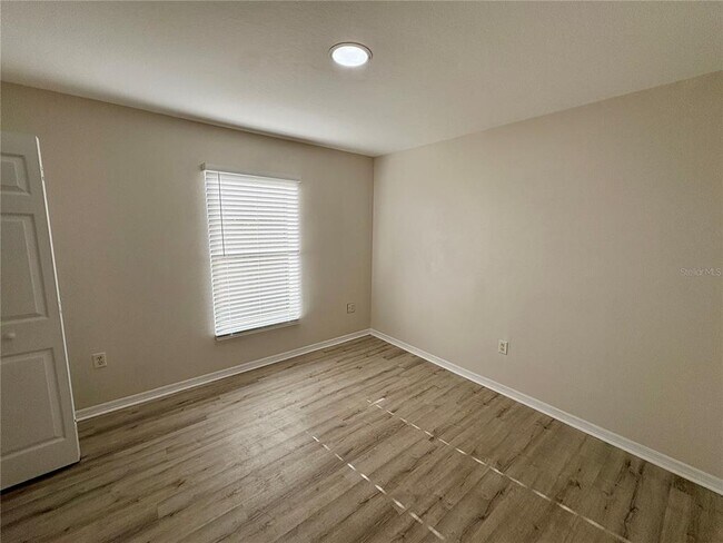 Building Photo - 218 10th Ave E