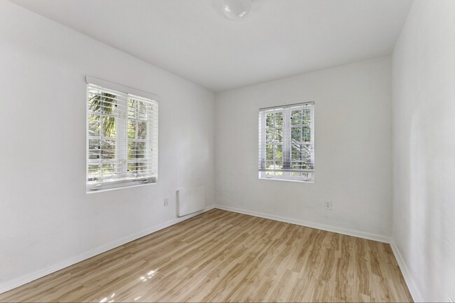 Building Photo - 447 N Phelps Ave