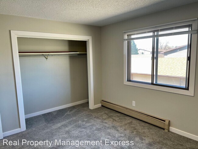 Building Photo - 2 br, 1 bath Apartment - Newly Renovated 2...