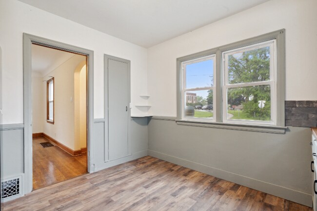 Building Photo - 413 16th Ave SW
