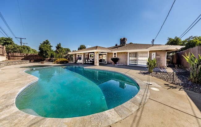 Building Photo - Large, Gorgeous Single Story Pool Home