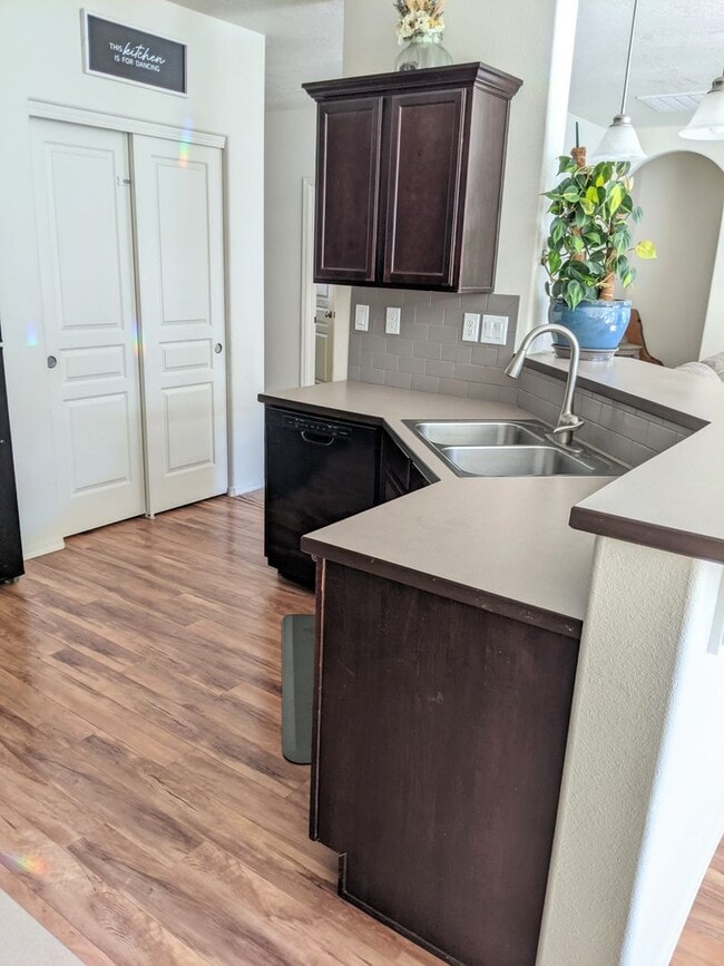 Building Photo - 3 Bed, 2 Bath Single Level Home in SE Bend...