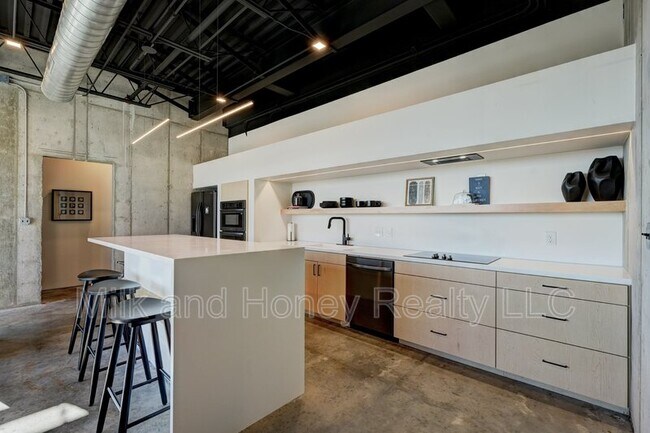 Building Photo - 631 W California Ave