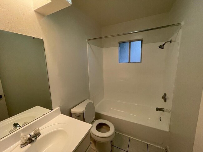 Building Photo - 7431 La Pl Dr