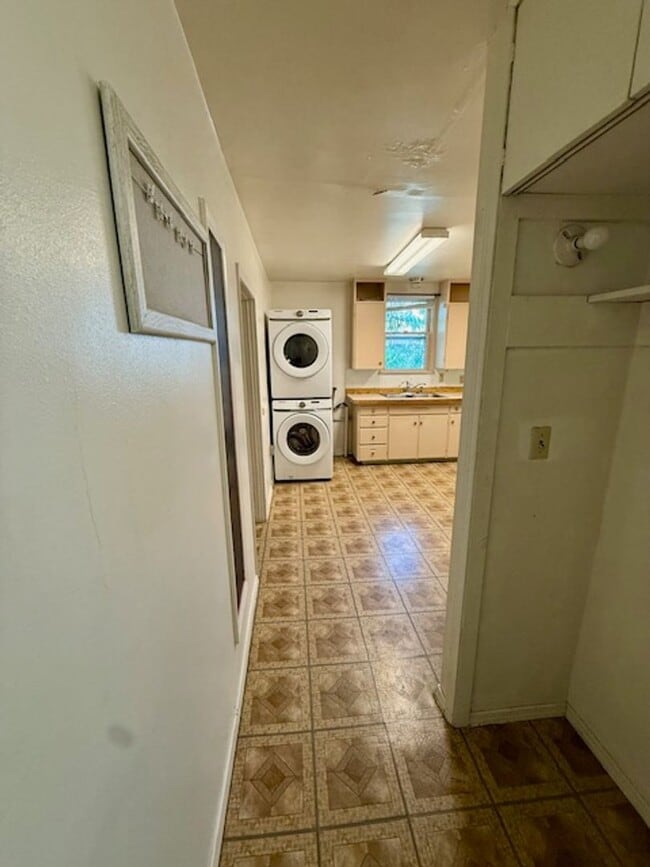 Building Photo - 3 Bedroom, 1 Bath Apartment for Rent - Clo...
