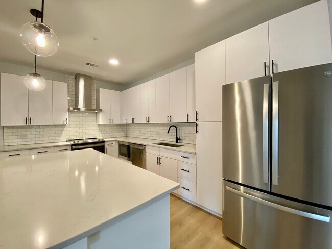 Building Photo - Stylish 3 Bedrooms 2 Bathrooms with Top-Tier Amenities Condo in East Austin!!!
