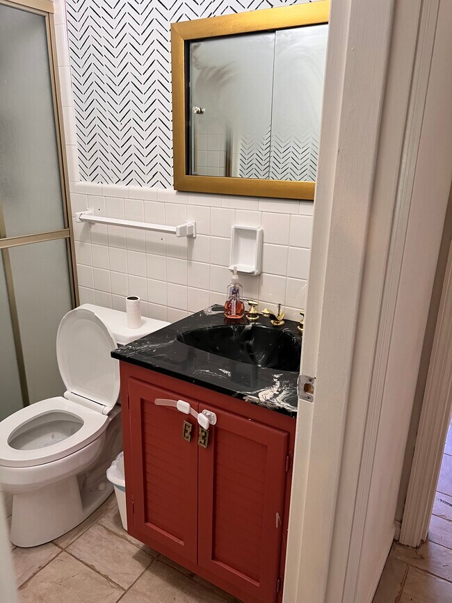 Building Photo - 680 Overland St