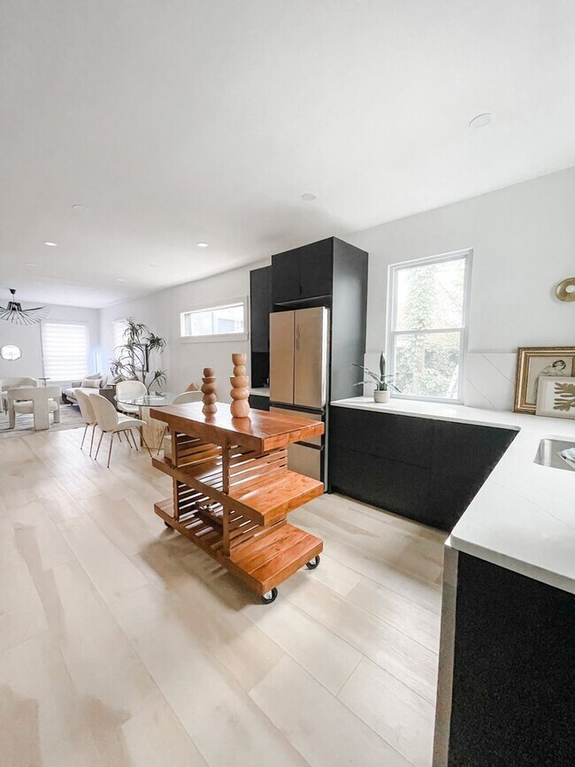 Building Photo - Gorgeous three bedroom in the heart of Par...