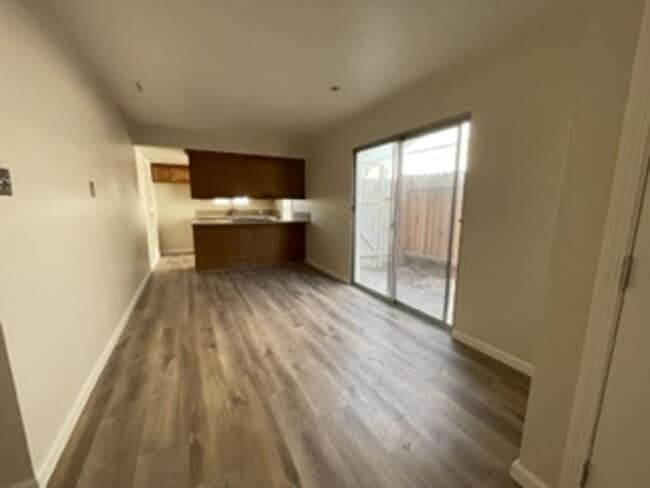 Building Photo - Great 3 Bed 2 Bath Duplex