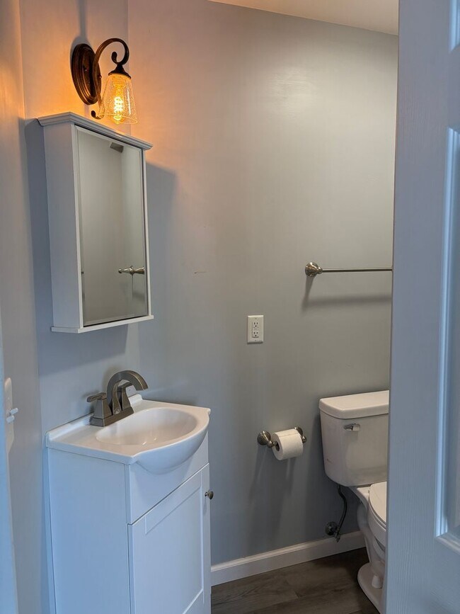 Building Photo - 153 1/2 S Main St.