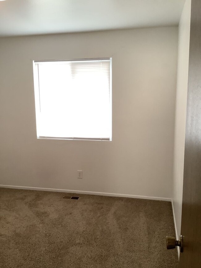 Building Photo - Spacious and bright 3-bedroom, 2-bathroom ...