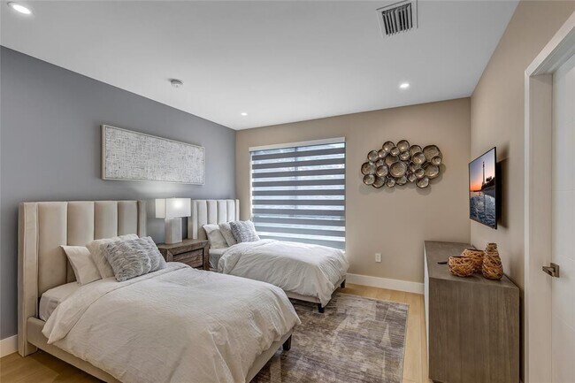 Building Photo - 811 SW 10th Terrace