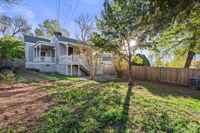 Building Photo - 902 E 14th St