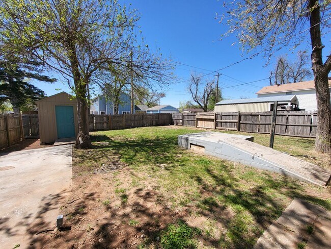 Building Photo - 3 bedroom, 1.5 bathroom house located in E...