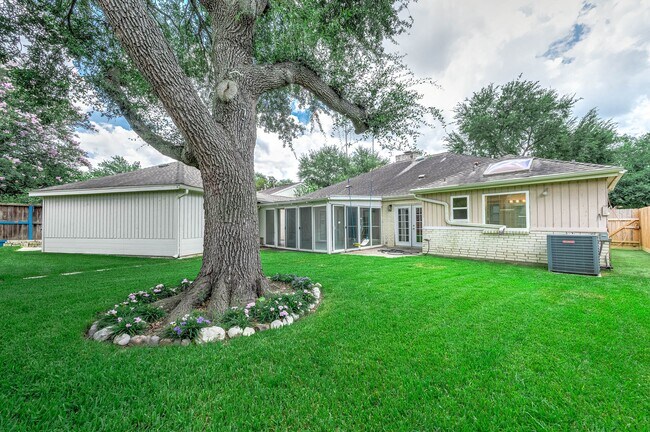 Building Photo - 12302 Piping Rock Dr