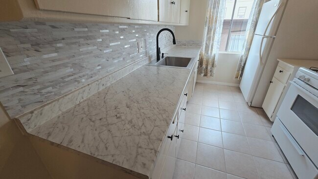 Building Photo - 526 S St Andrews Pl