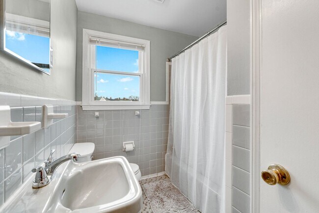 Building Photo - 3-bedroom, 1 and half bathroom end-of-group townhome in the quiet Stoneridge neighborhood in Towson