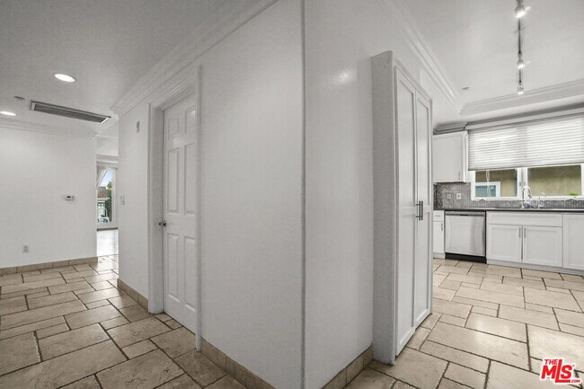 Building Photo - 11952 Montana Ave