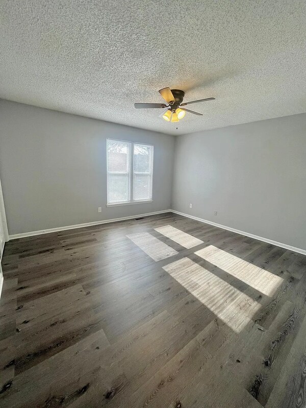 Building Photo - 405 NE Highland Ln