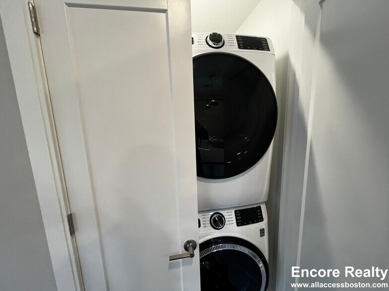 Building Photo - 384 Harvard St