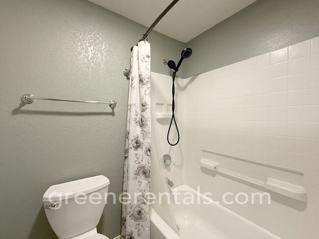 Building Photo - 2BR/1.5BA 3rd Floor Condo Overlooking Sinclair Inlet