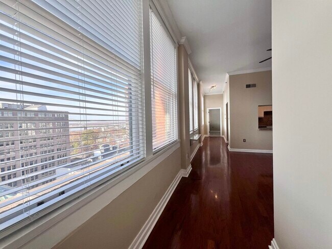 Building Photo - 10 N Main St