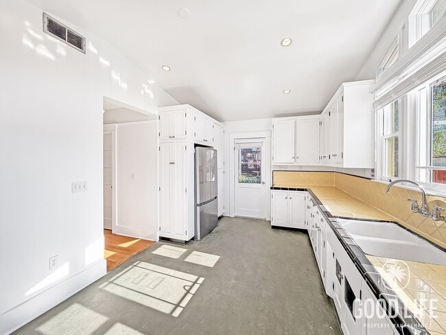 Building Photo - Alabama St