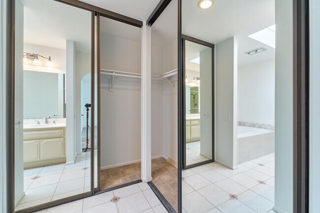 Building Photo - 616 Violeta Dr