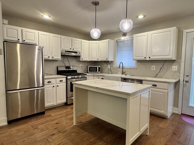 Building Photo - Spacious Passyunk Square Home with Finished Basement & Patio