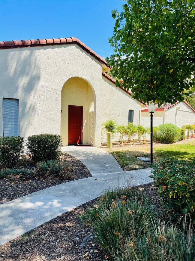 Building Photo - Gorgeous Completely Remodeled Single Story 2bed/2 bath Condo in Davis