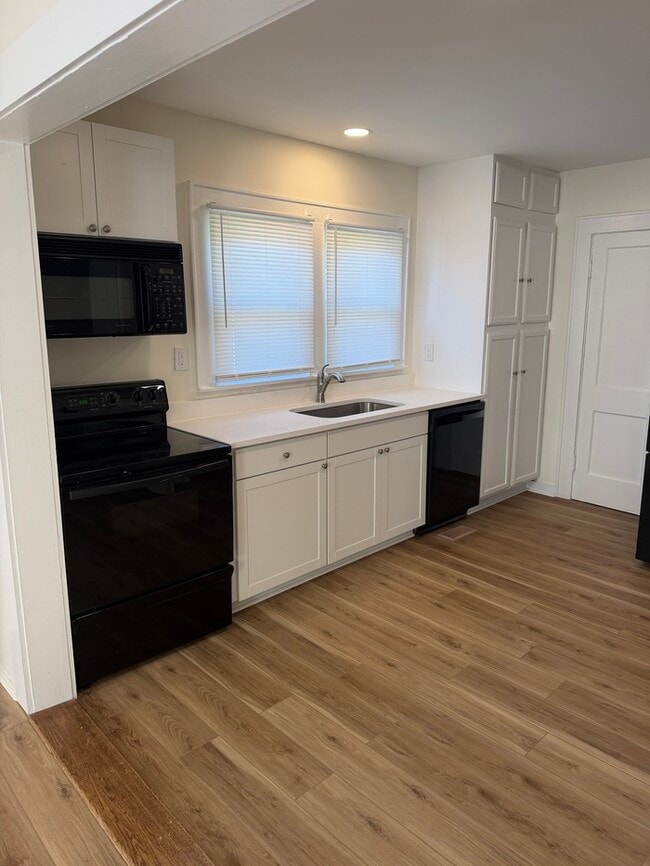 Building Photo - 823 Bristol Dr