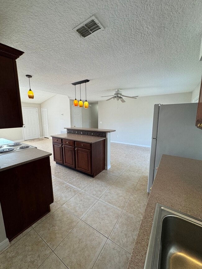 Building Photo - 1732 Laredo Dr