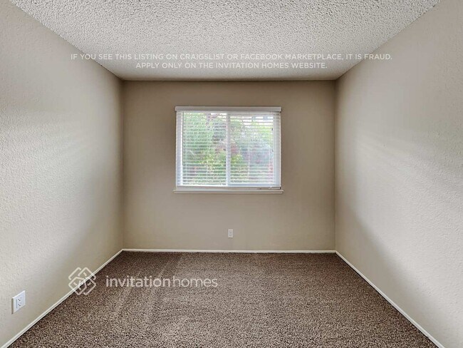 Building Photo - 120 Persimmon Dr