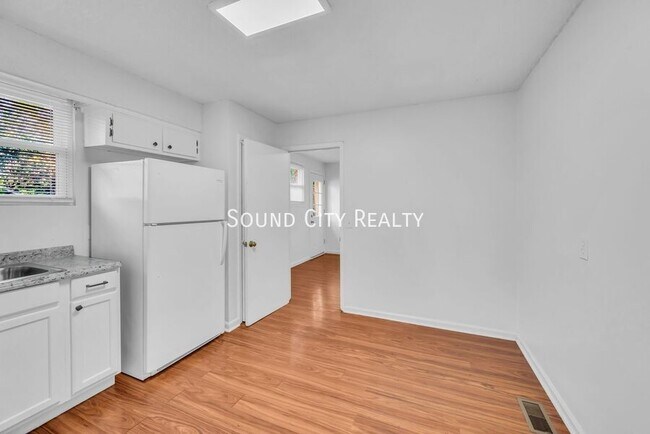 Building Photo - 3232 Hinkle Dr