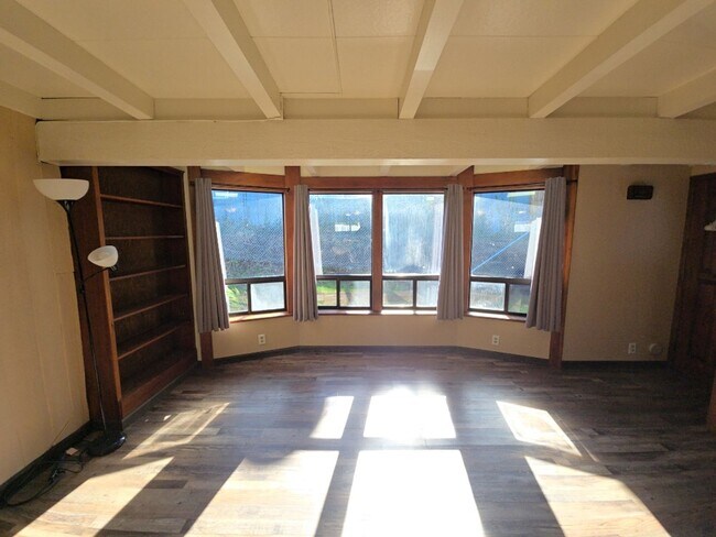 Building Photo - 4BR/2BA South Eureka Home!