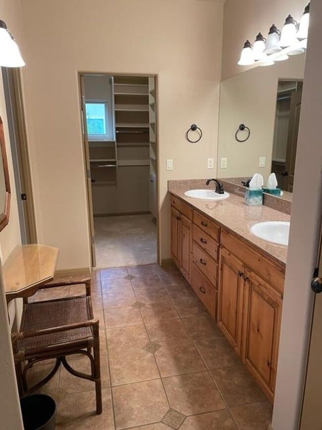 Building Photo - Beautiful Home In A Quiet Gated Community!