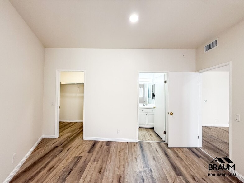 Building Photo - 11459 Collins St