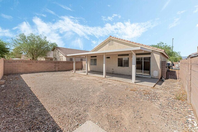 Building Photo - Charming Home with Spacious Backyard!