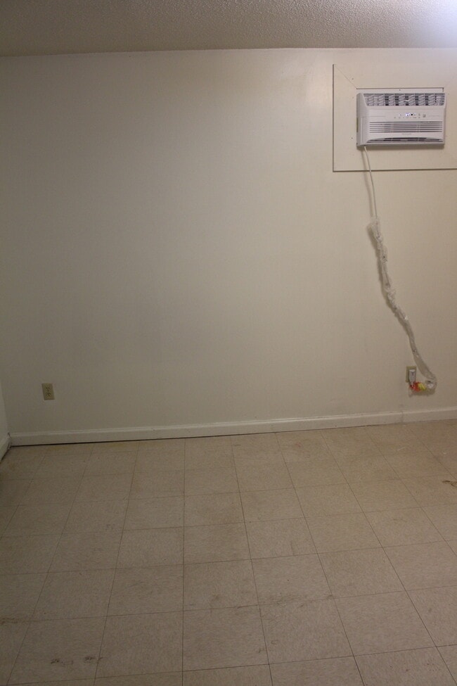 Building Photo - Adorable Studio Cottage in Central