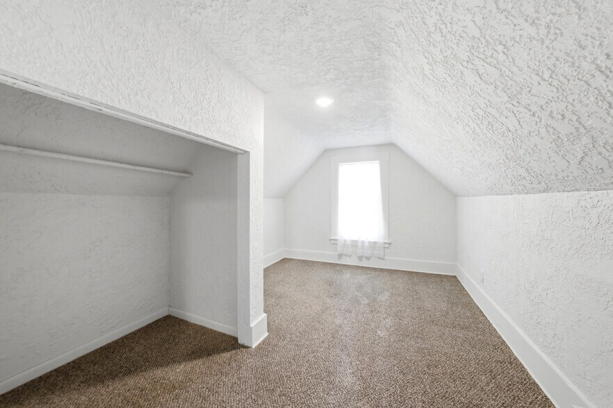 Building Photo - 1040 Pomona St