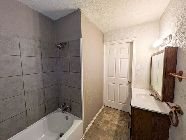 Building Photo - 306 Bridal Wreath Ave