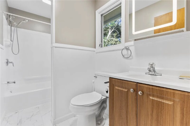 Building Photo - 178 S Main St