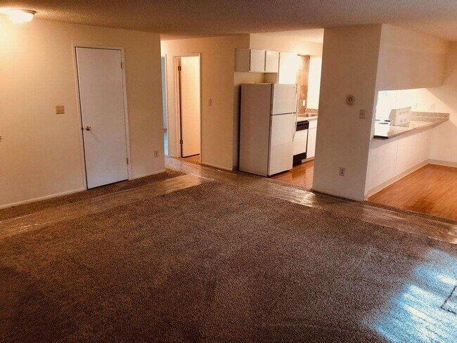 Building Photo - **MOVE IN SPECIAL** 1/2 OFF 1ST FULL MONTH'S RENT**Mission East Apts 2 br/1 bath ground floor + W...