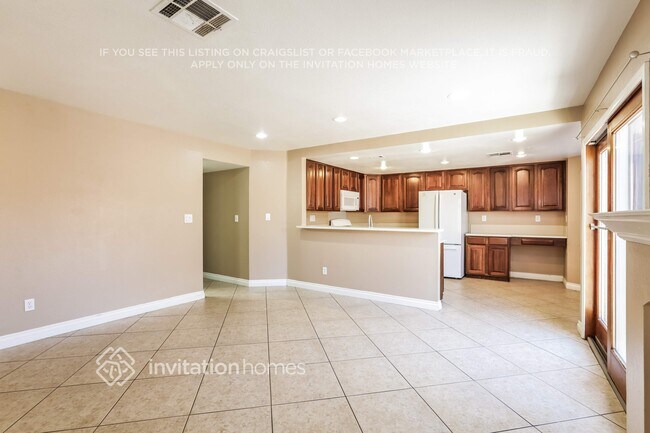 Building Photo - 5729 N Walkingstick Ln